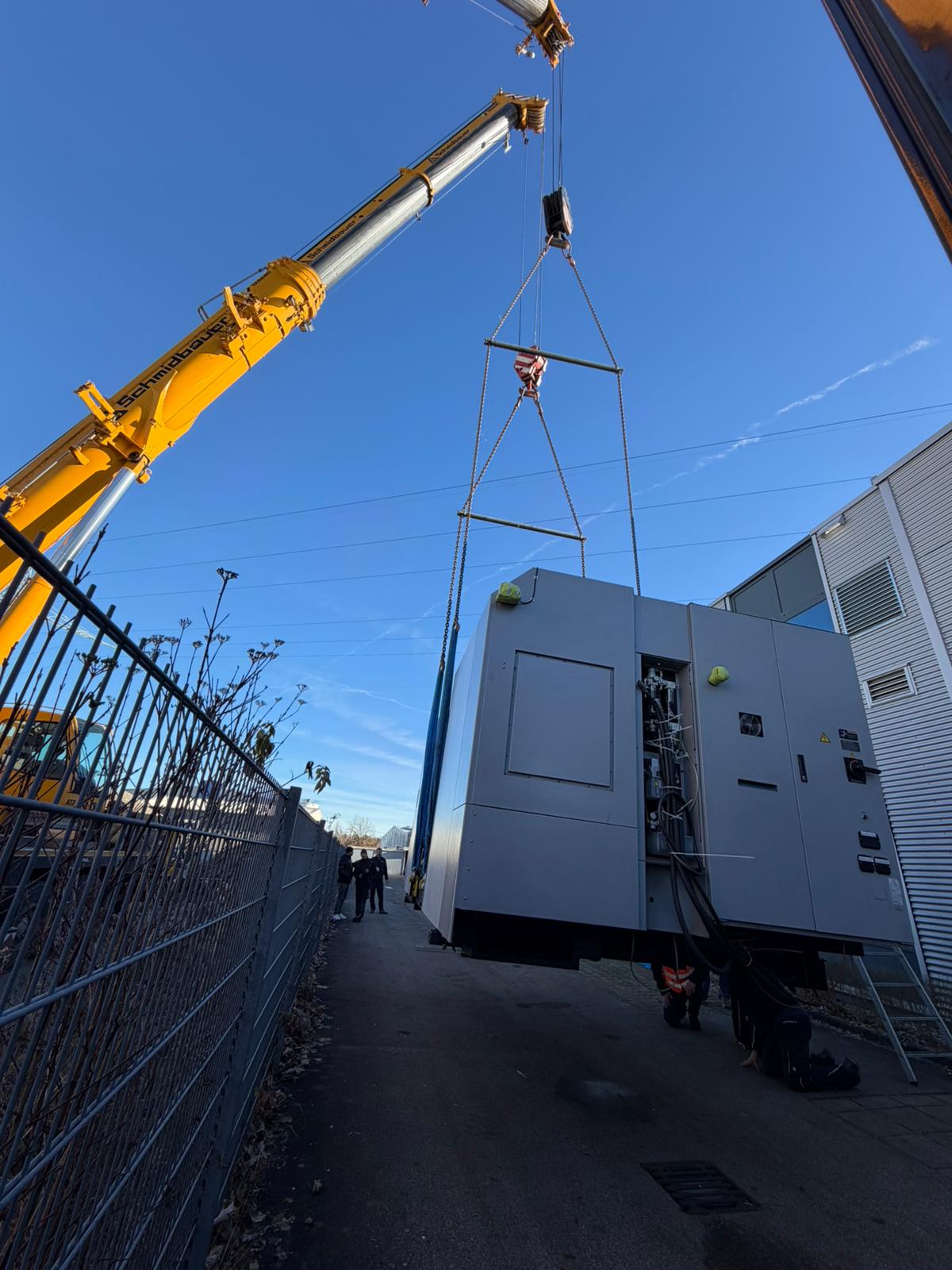 Kranhub eines schweren Bearbeitungszentrums — Vorbereitung zum Abtransport