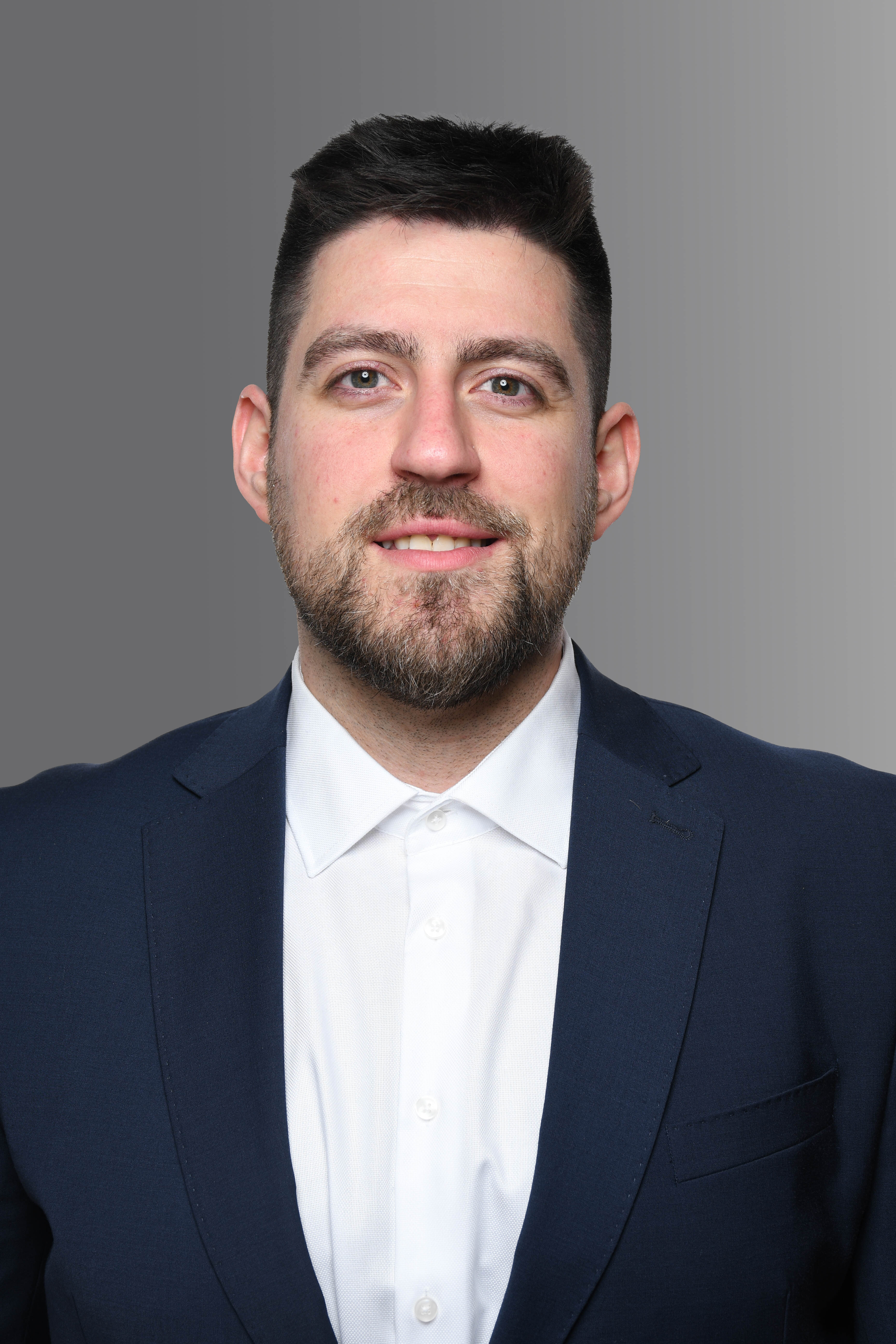 Porträt von Lucas Agustí, COO und Mitgründer von ankaufcncmaschinen.de