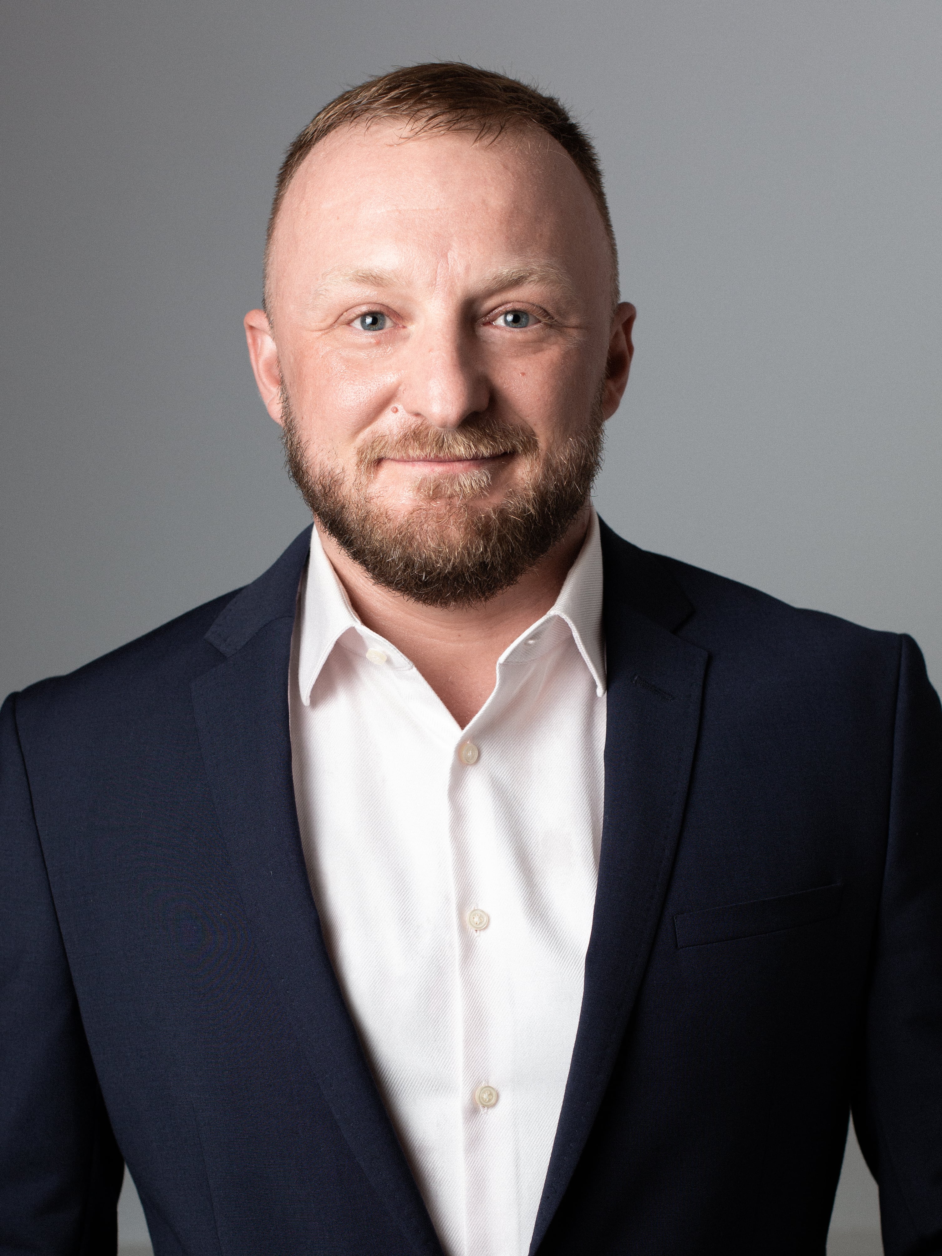 Porträt von Marcel Brockmann, CEO und Mitgründer von ankaufcncmaschinen.de
